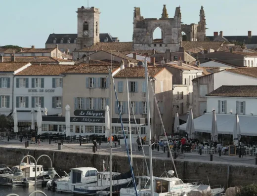 Vue du port de Saint-Martin-de-Ré, maisons blanches et volets verts – Île de Ré