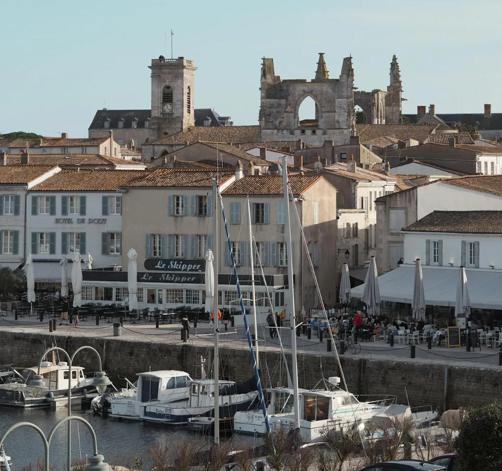 Vue du port de Saint-Martin-de-Ré, maisons blanches et volets verts – Île de Ré