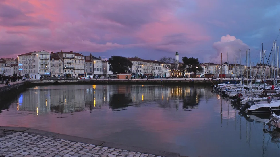 Vue sur le Vieux-Port de La Rochelle, symbole du marché immobilier local