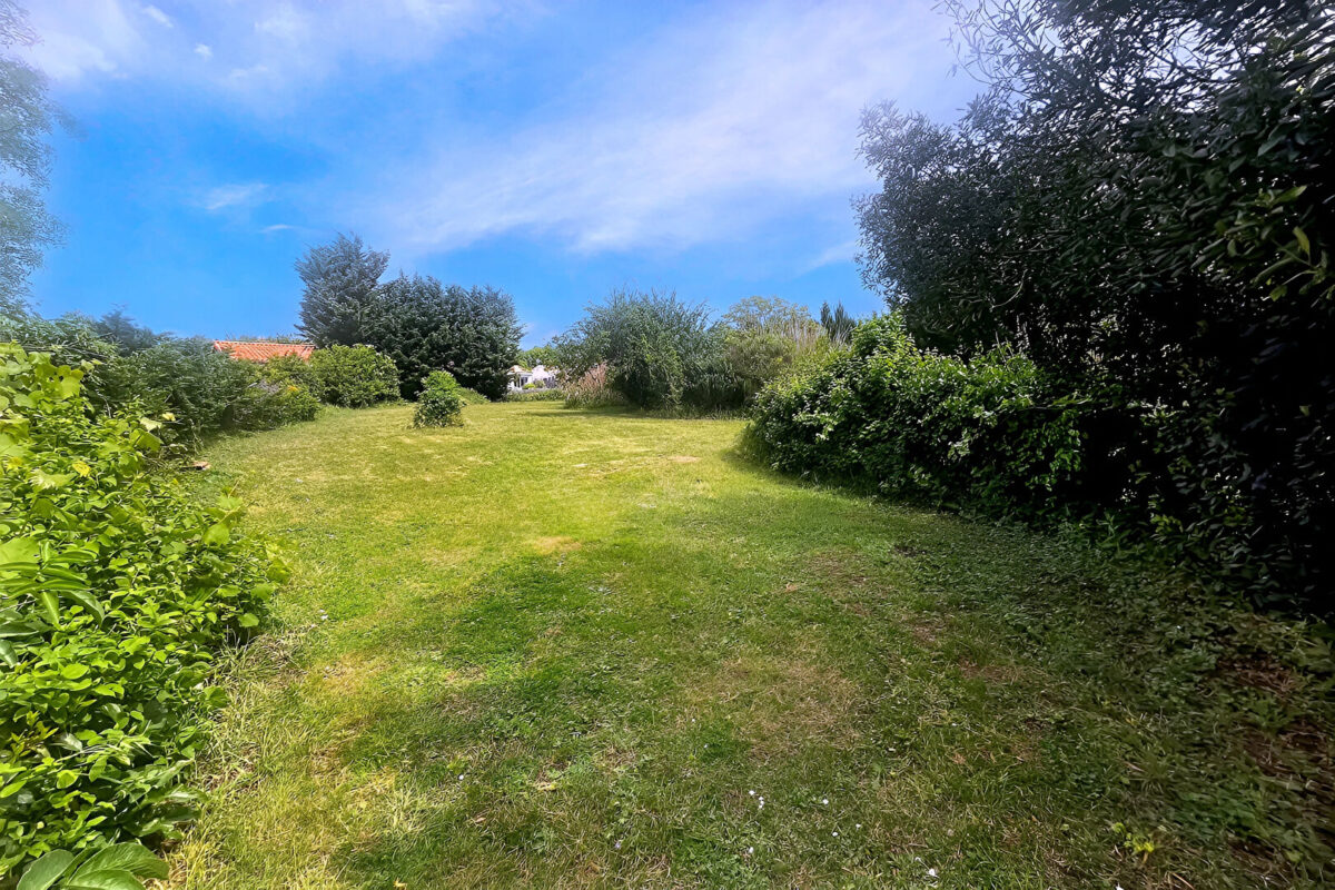 TERRAIN  CONSTRUCTIBLE –  Ferrieres 3030 m2 — photo 1/6