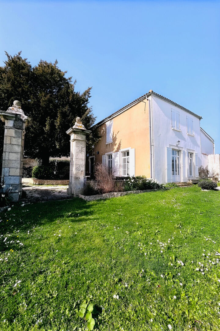 Maison Puilboreau 7 pièce(s) 263 m2 — photo 1/8