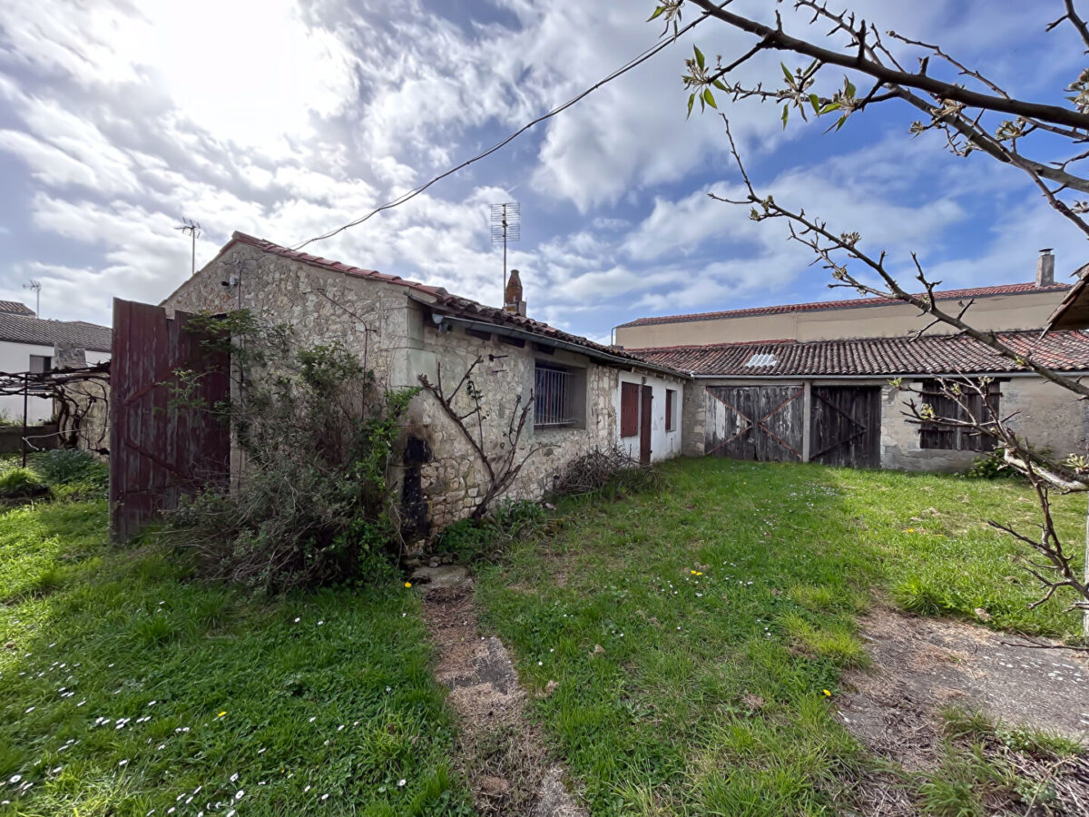 Bati a rénover L Houmeau 4 pièce(s) 115 m2 + garage 24 m2 — photo 1/6