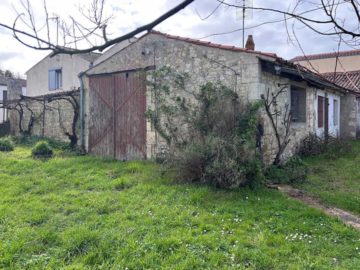 Bati a rénover L Houmeau 4 pièce(s) 115 m2 + garage 24 m2 — photo 3/6