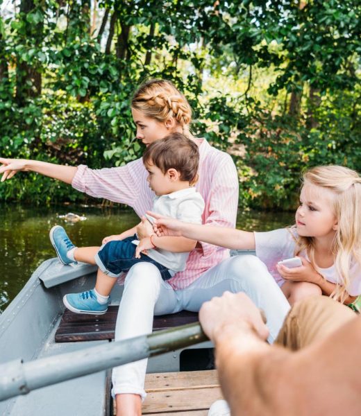 balade en barque en famille dans le marais Poitevin