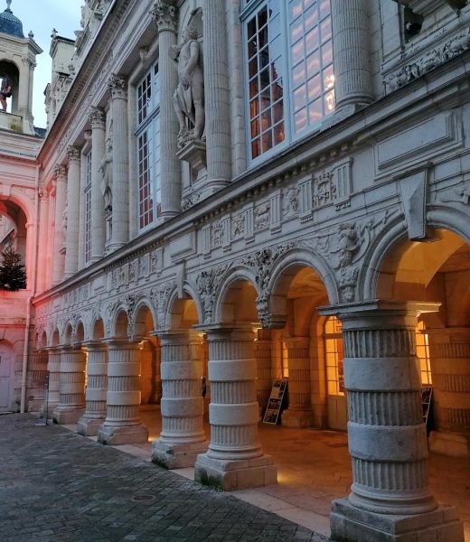 cour-hotel-ville-la-rochelle